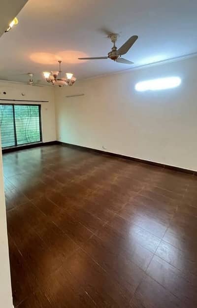 10 Marla 4 Bedrooms House For Sale.