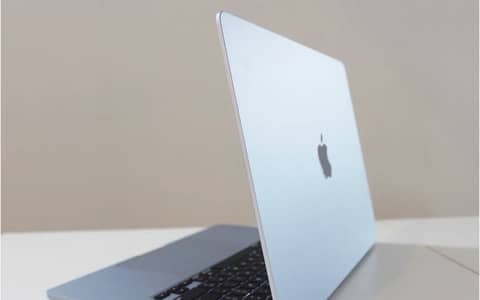 Macbook Air 2025 M4 15” 16/256 sky blue