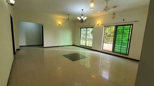 10 Marla 3 Bedrooms Flat For Sale.