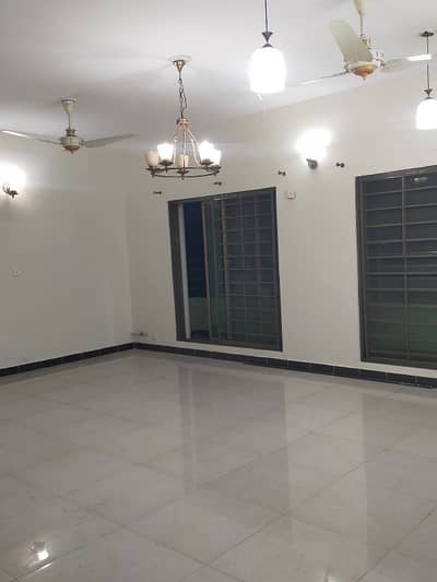 10 Marla 3 Bedrooms Flat For Sale.