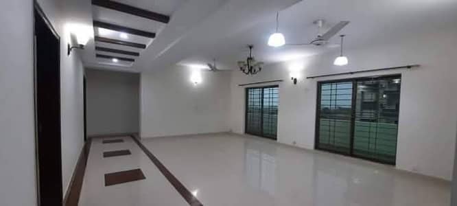 10 Marla Brand New 3 Bedrooms Flat For Sale.