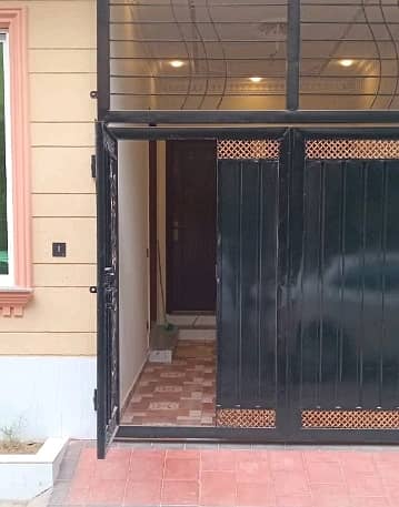 Corner New Iqbal Park Cantt House Sized 3 Marla For Sale