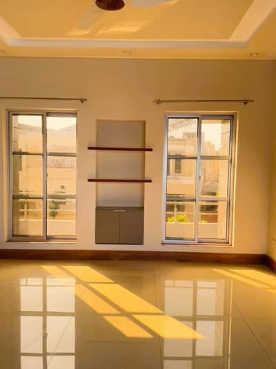 1 KANAL UPPER PORTION FOR RENT IN DHA PHASE 8 AIR AVENUE