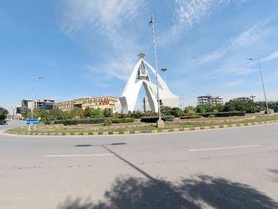 On Excellent Location In Bahria Intellectual Village 950 Square Feet Shop For sale