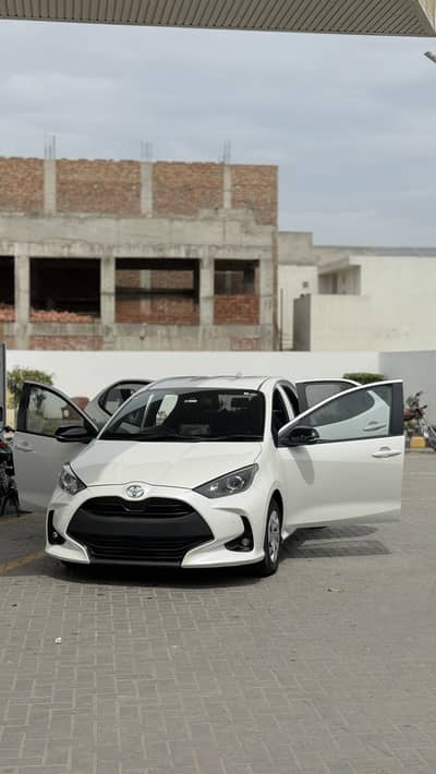 Totoya Yaris Hatchback X 21/24