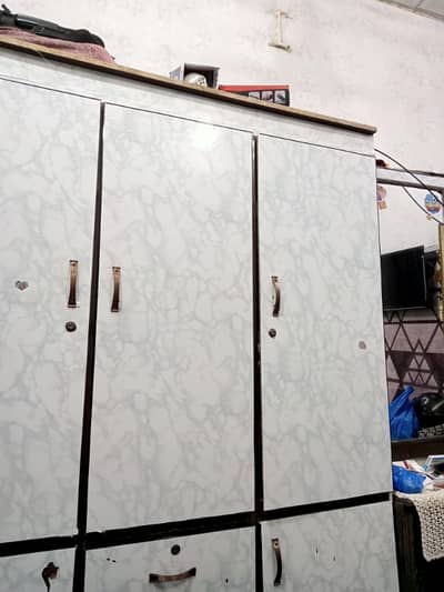 almari 6 feet x 5.5 feet