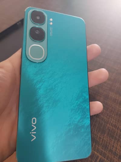 vivo y200 8+8 128 GB . 2 months se zeada warranty hai abi mobile ki