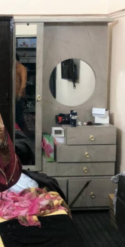 Complete bedroom set with 2 side tables condition 10/9 with divider