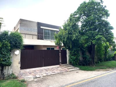 One Kanal Used Modern Design Bungalow For Sale At Prime Location Of DHA Lahore Near To Park Masjid & Commercial Market.