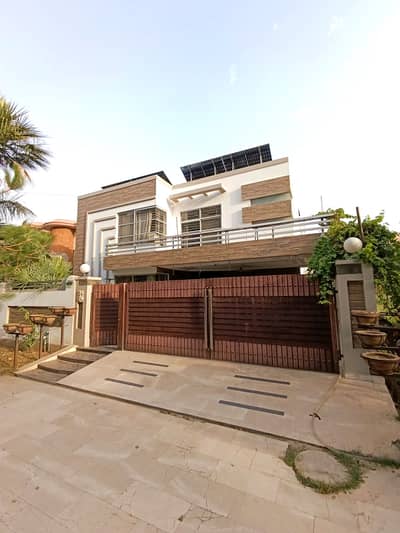 One Kanal Used Modern Design Bungalow For Sale At Prime Location Of DHA Lahore Near To Park Masjid & Commercial Market