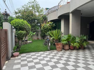 One Kanal Used Modern Design Owner Build Well Maintained Bungalow For Sale At Prime Location Of DHA Lahore Near To Park Masjid & Commercial Market.