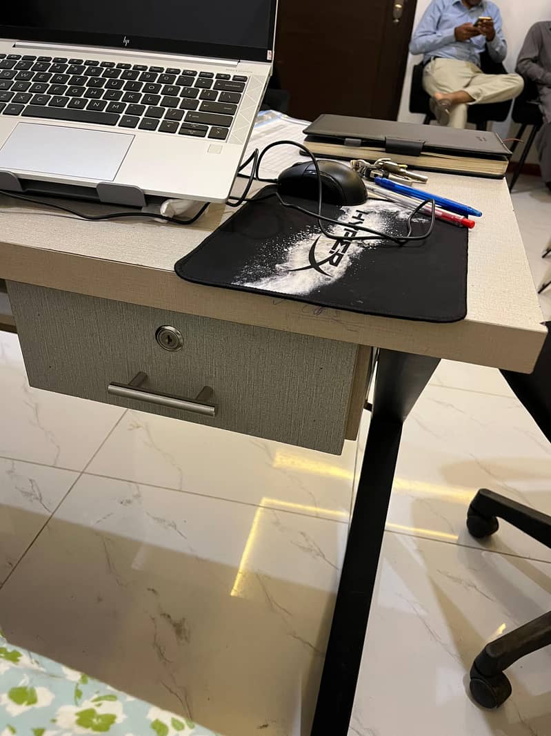 Office table lamination 3