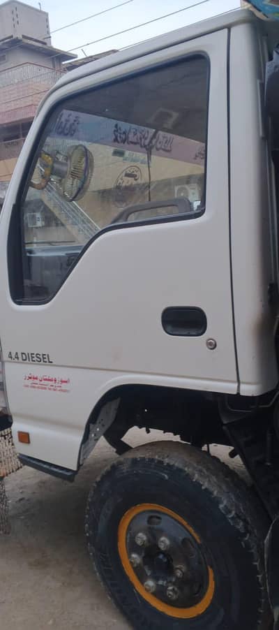 isuzu 4400cc color white