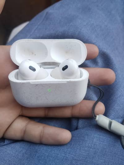 bht hi Kamal ki earbuds hain par condition thori Down h