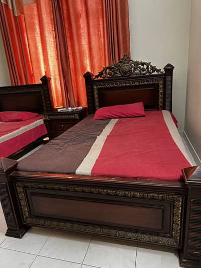 2 Single beds with a side table and mattresses