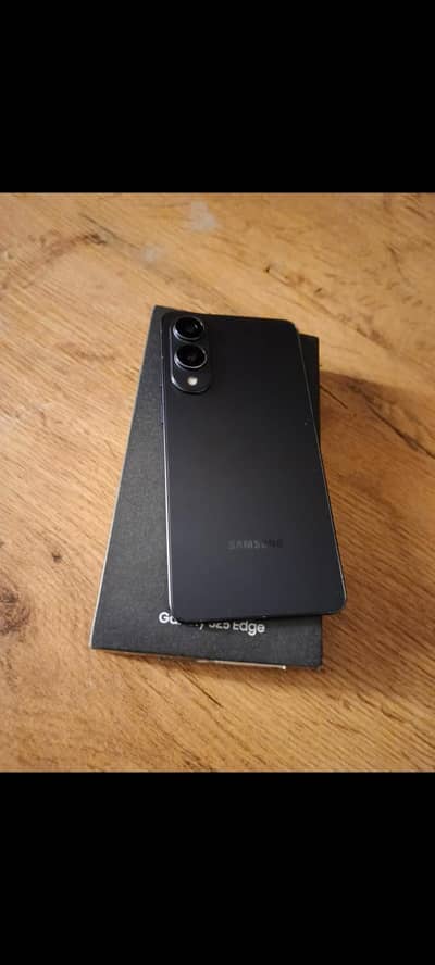 hi im selling s25 edge box open non active with career lock