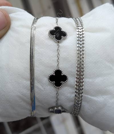 this is braslet and chain