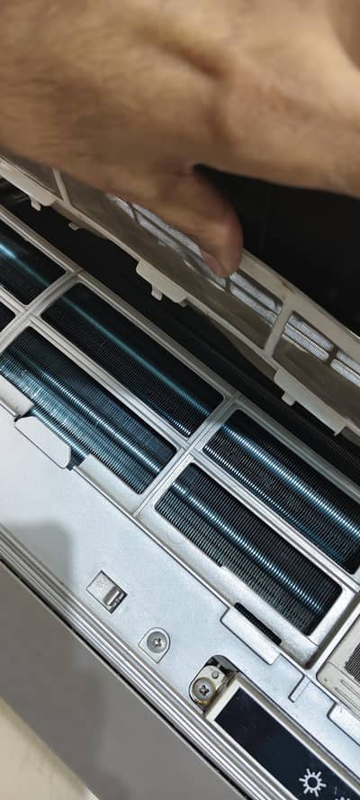 Gree inverter 1 ton brand new condition