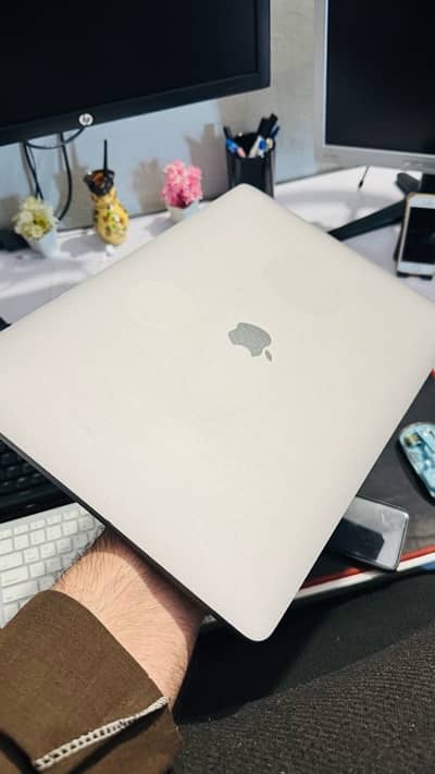 Apple Macbook Pro 2016 15.4 inch Corei7 16GB /512 SSD | Touchbar Model