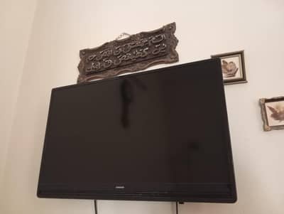Samsung LED 32 inches with bold speakers