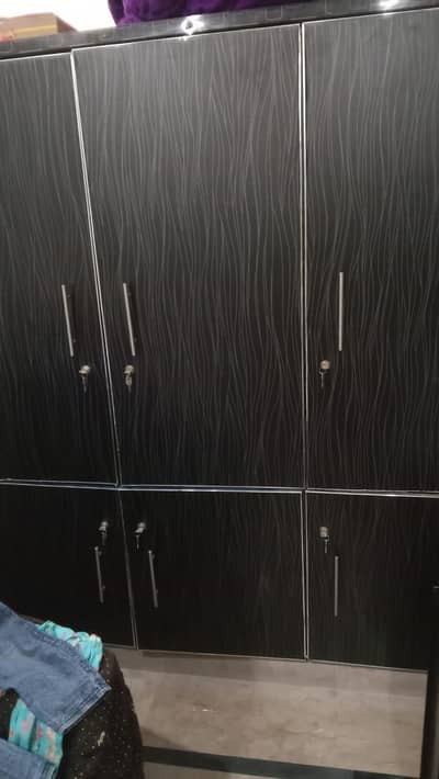 3 door almari hai
