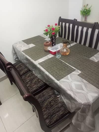 Dining table with 6 chairs in vip condition
