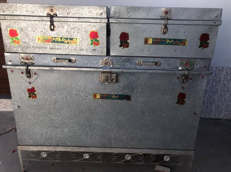 پیٹیاں 2 ٹرنک 1 ڈرم آٹے والا2 2