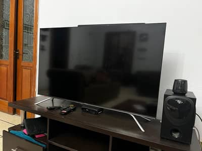 Hisense 50 Inch LED TV with Console & Home Theater – Excellent Conditi
