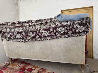 5 seater sofa for urjent sale 03261513659