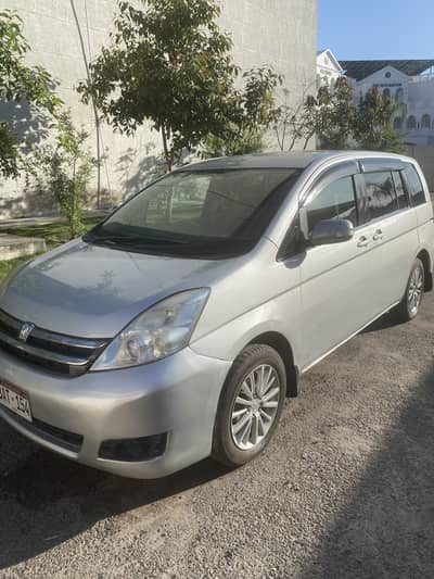 Toyota ISIS 1.8 Family 7 Seater