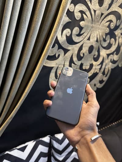 iphone 11 64/gb / no scratches/ light use / exchange available