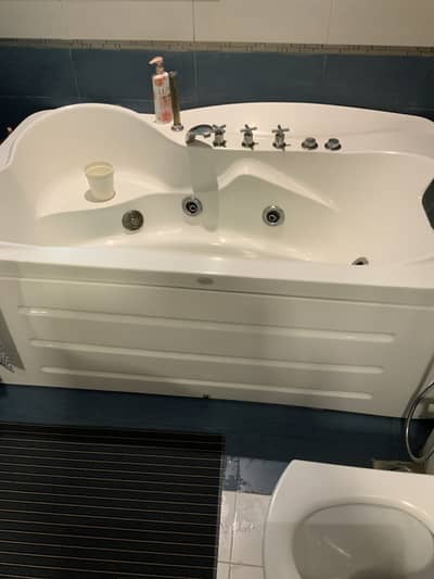 Bath Tub with Jacuzzi