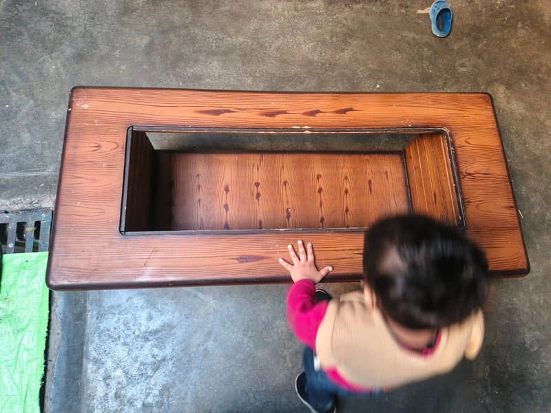 Table without mirror 1