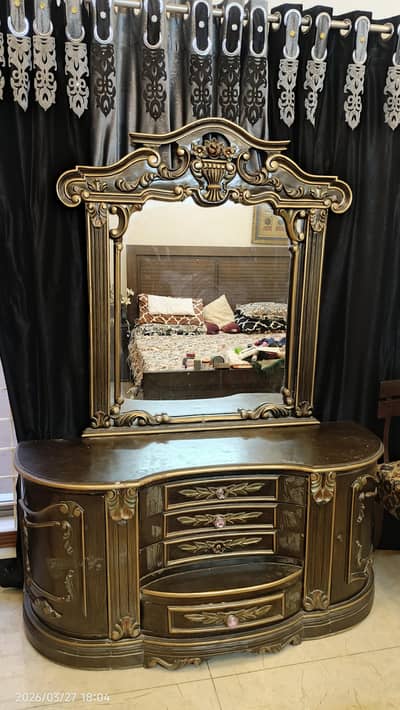 Dressing Table with 4 drawers and 2 cabinets