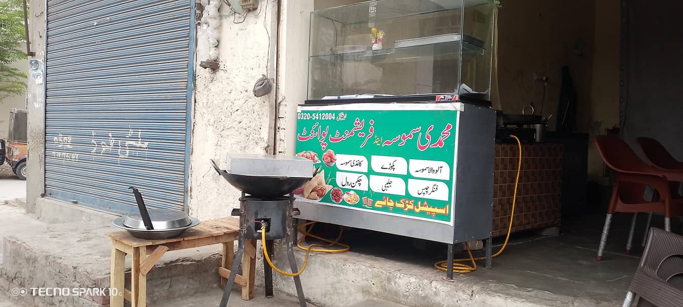 چلتی ہوئی فاسٹ فوڈ شاپ ارجنٹ برائے فروخت ہے 0