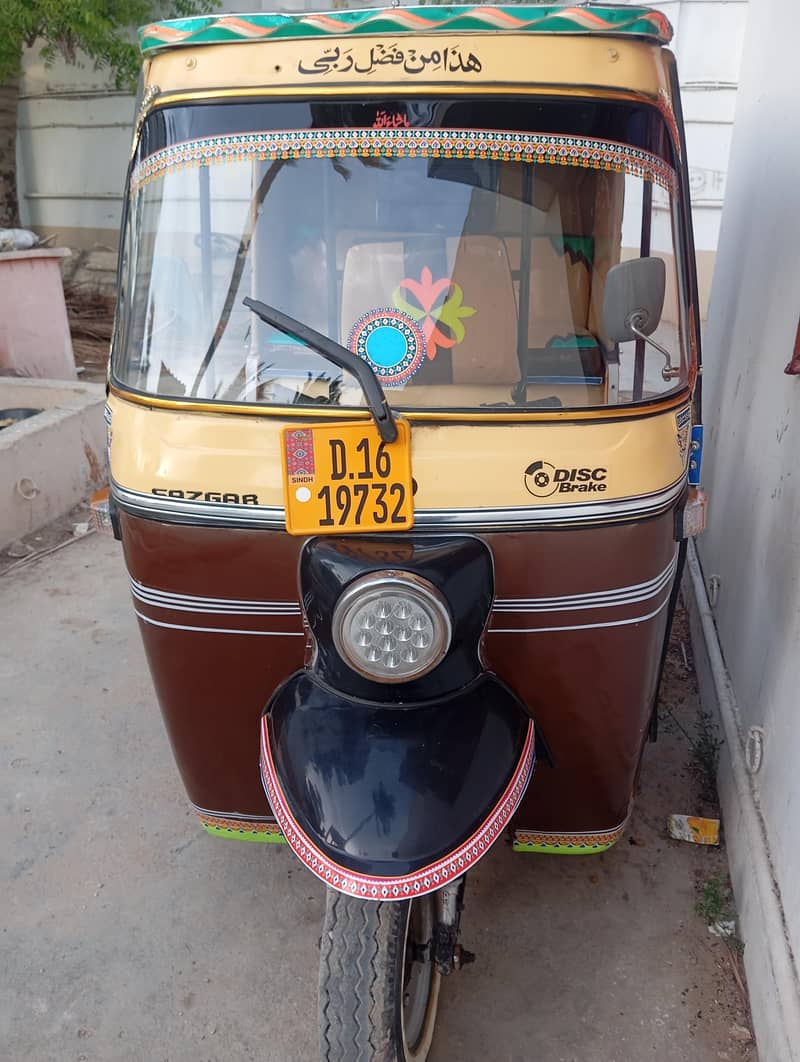 سازگار کا رکشہ ہے 2016ما ڈل ہے 2