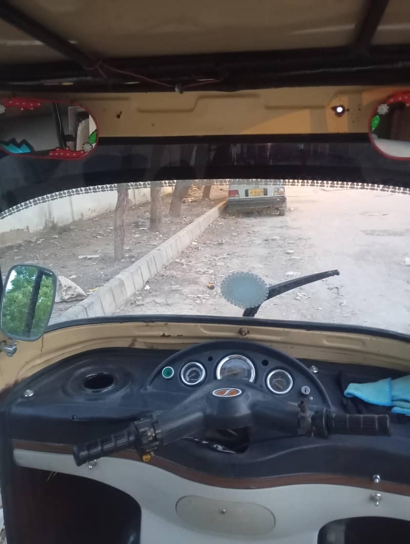 سازگار کا رکشہ ہے 2016ما ڈل ہے 3