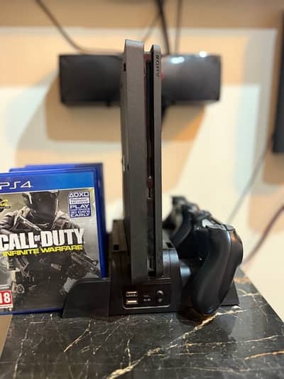 Sony PlayStation 4 Slim Bundle/2 Controllers/3 Games/Charging Dock