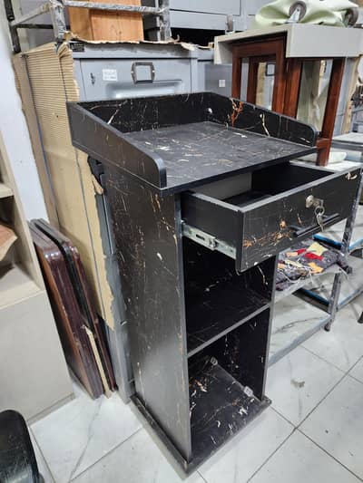 Rostrum/dice/podium/Lacture desk/counter/speech desk/takeaway/table