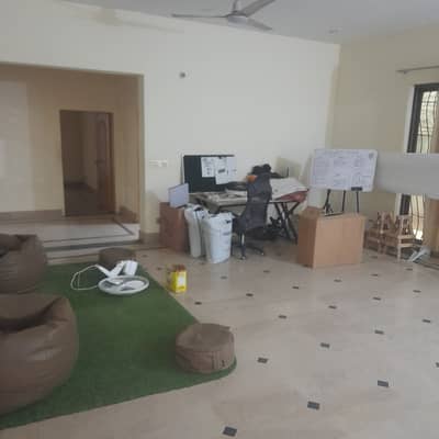 11 kanal commerical building for rent