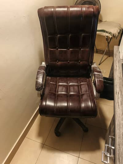 Stylish Office Table with Executive Chair for Sale