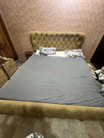 Full poshish bed 2 side table &b bed without metress