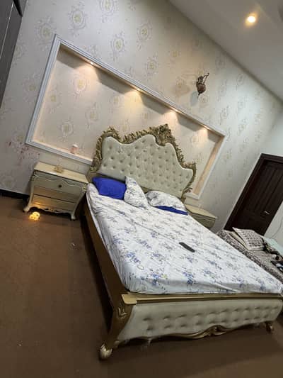 Bed set and room chairs