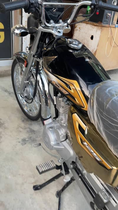 Honda 125 special edition Gold and black self start 2026 03037516143