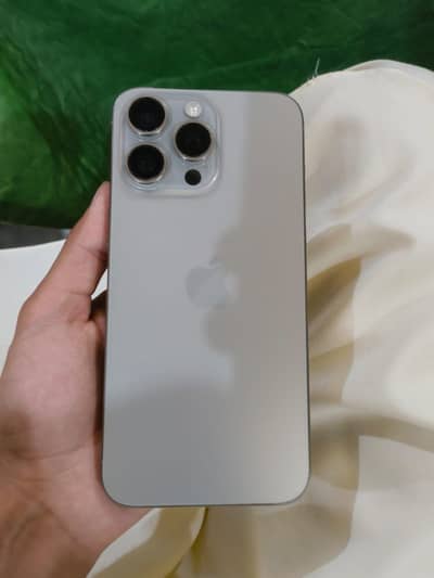 Ip 15 Pro max Natural Titanium