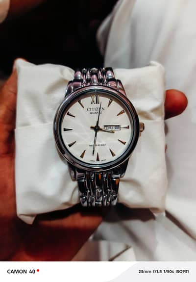 White analog Day&Date showing