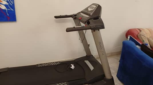 TREADMILL WITH AUTOMATIC INCLINE