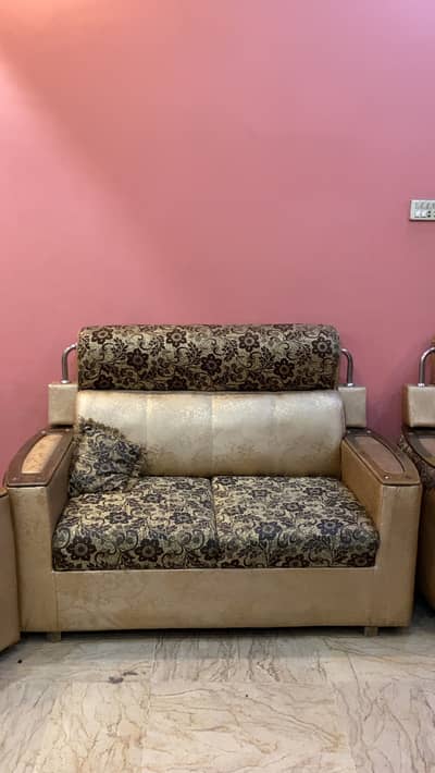 Comfortable & Elegant Sofa Set – Urgent Sale