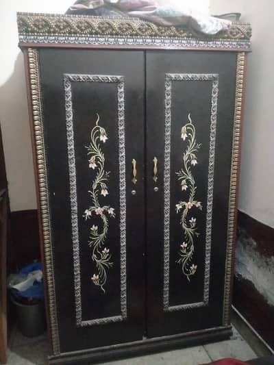 almari lakri ki hai pure