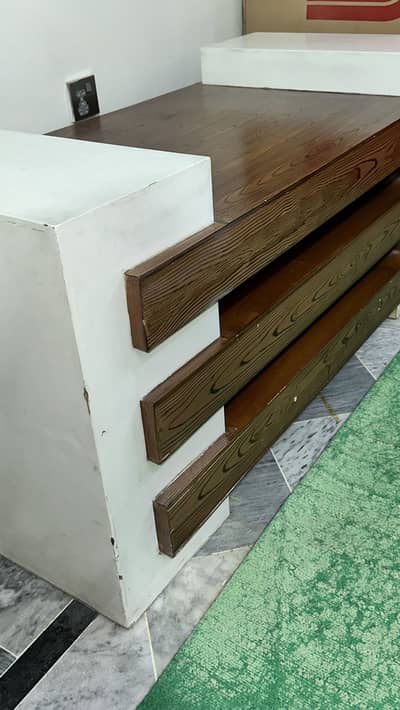 Elegant Modern Table – Perfect for Any Space